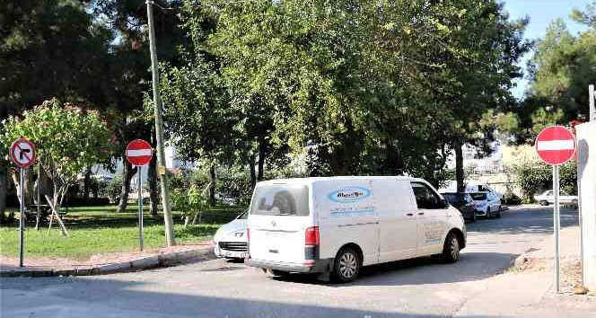 Antalya’da sürücülerin yasak yol inadı, diğer sürücüleri isyan ettirdi