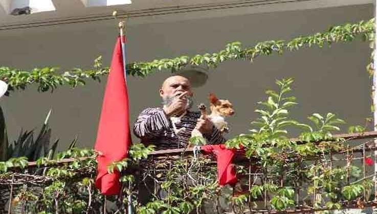 Kirasını ödeyemediği için tahliyeye gelen icra görevlilerine balkonda boynuna taktığı iple direndi