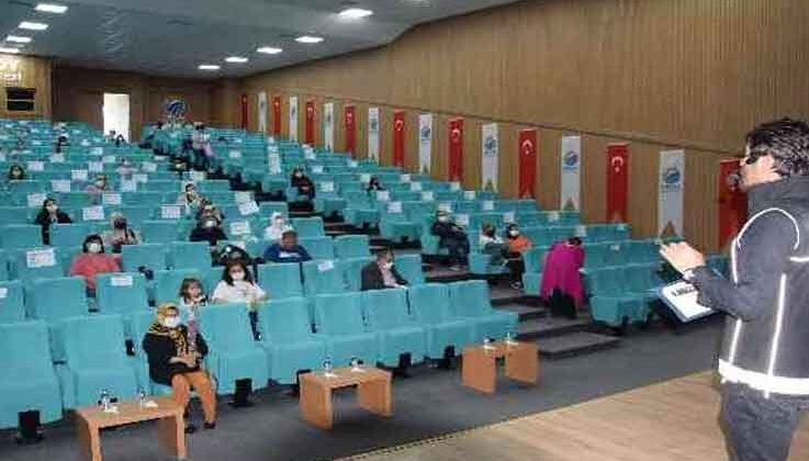 Sağlık çalışanlarına ve öğrenci velilerine yönelik uyuşturucu bilgilendirmesi yapıldı