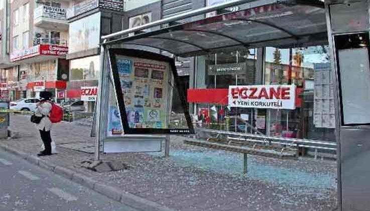 Freni tutmayan halk otobüsü önce durağa daldı, ardından araçları biçip direği devirdi