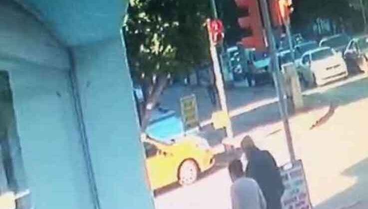 Antalya’da durağa vurduktan sonra şaha kalkarak araçların üzerine düşen otobüs kazası kamerada