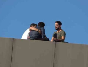 Antalya’da intihar etmek için çatıya çıkan kadını polis ölümün kıyısından aldı