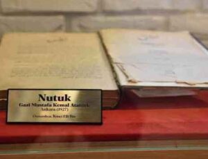 Antalya’da Atatürk’ün Osmanlıca kaleme aldığı 95 yıllık orijinal ‘Nutuk’ sergilenmeye başlandı