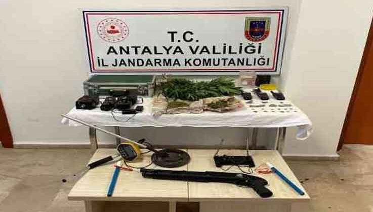 Antalya’da uyuşturucu satıcılığı ve tarihi eser kaçakçılığı yapan zanlı tutuklandı