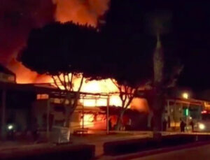 Turizm merkezinde iki mağaza yangında küle döndü