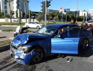 Kavşakta çarpışan otomobiller hurdaya döndü: 1 yaralı