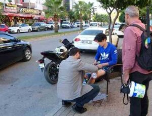 Otomobilin çarptığı motosiklet sürücü kask sayesinde kazayı ucuz atlattı