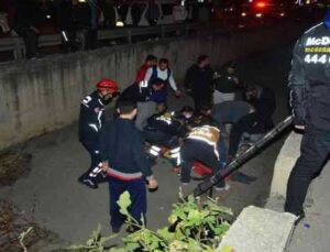 Otomobilin çarptığı genç cadde ortasındaki su kanalına uçarak yaralandı