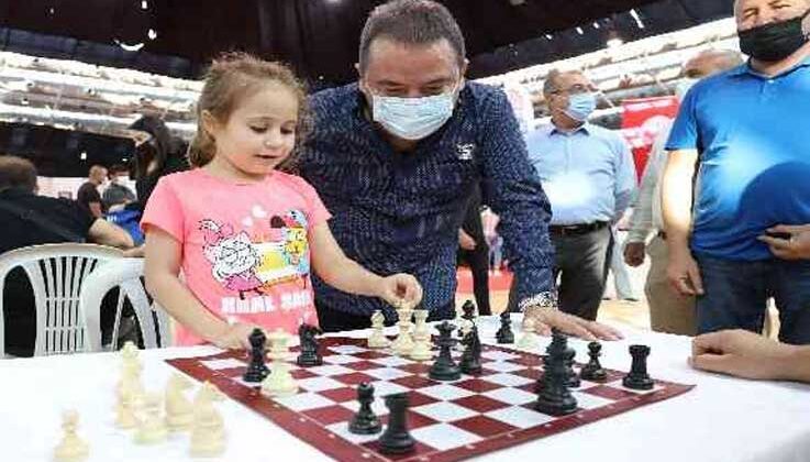 7-12 yaş arası katılımcılarla satranç turnuvası