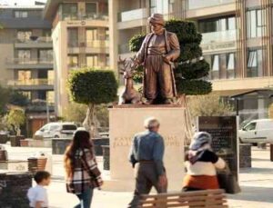 Alanya’da Kaygusuz Abdal Heykeli Hacet Meydanına yerleştirildi