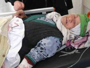 91 yaşındaki alzheimer hastası kadın ölmemek için çukur kazıp, atkısını üstüne örtmüş
