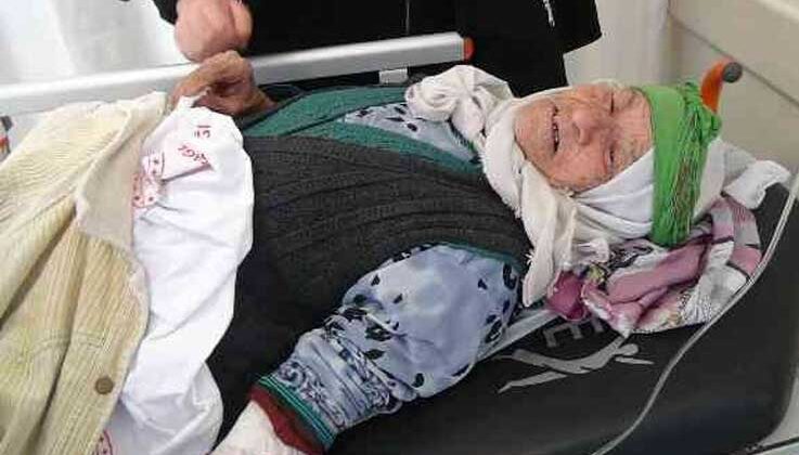 91 yaşındaki alzheimer hastası kadın ölmemek için çukur kazıp, atkısını üstüne örtmüş