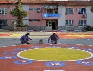Muratpaşa’da okul bahçelerinde oyun alanları yapılıyor