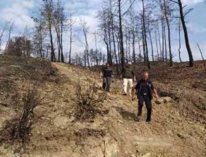 Yangın bölgesinde inceleme yaparken mahsur kalan görevliyi, itfaiye ekipleri kurtardı