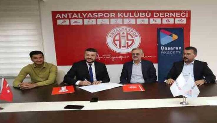 Antalyaspor, altyapı sporcularına İngilizce eğitimi için protokol imzaladı