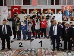 Satranç turnuvasında dereceye girenlere ödülleri verildi