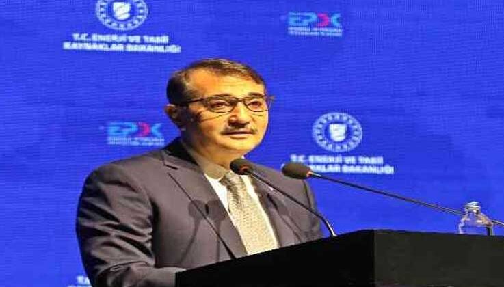 Bakan Dönmez: “(Karadeniz’de keşfedilen gaz) 2022’nin baharında suyun altına boruları yerleştirerek ilk kaynağı vuracağız”