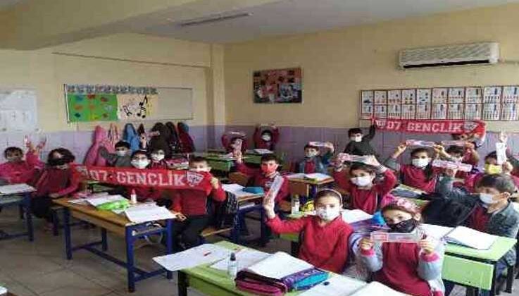 Antalyaspor kırtasiye setleri Kepezli öğrencilere dağıtıldı