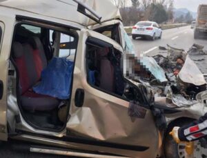Burdur’da hafif ticari araç, TIR’a çarptı: 4 ölü