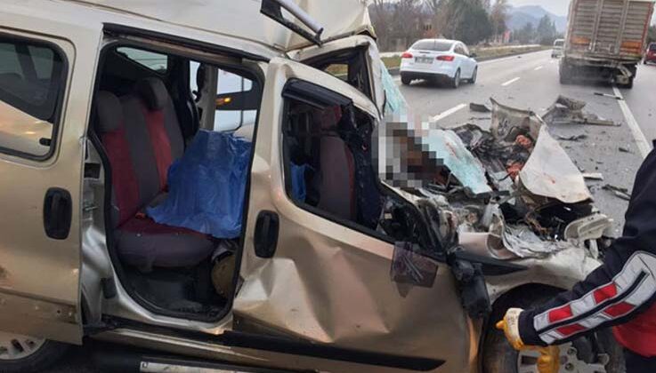 Burdur’da hafif ticari araç, TIR’a çarptı: 4 ölü