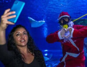 Noel Baba kostümlü dalgıç balıklarla yüzdü, turistleri selamladı