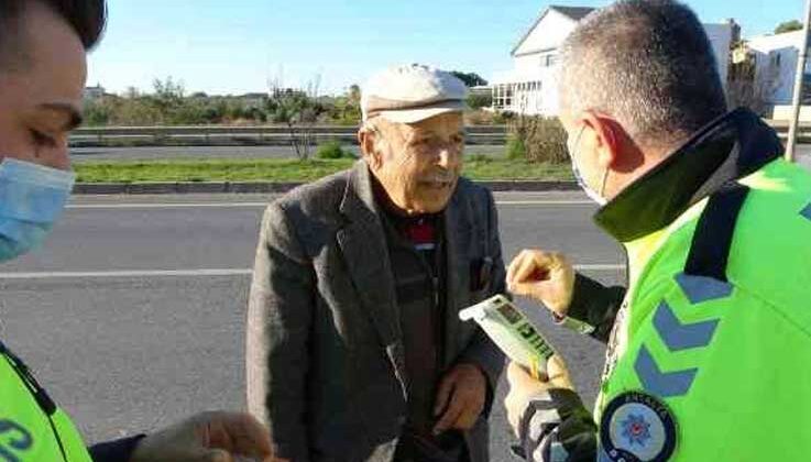 Önündeki otomobile çarpan 83 yaşındaki sürücü ekiplere zor anlar yaşattı