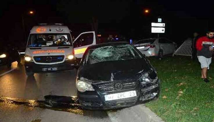 Aynı yönde seyir halindeki otomobillerin kazası demir bariyerlerde son buldu: 3 yaralı