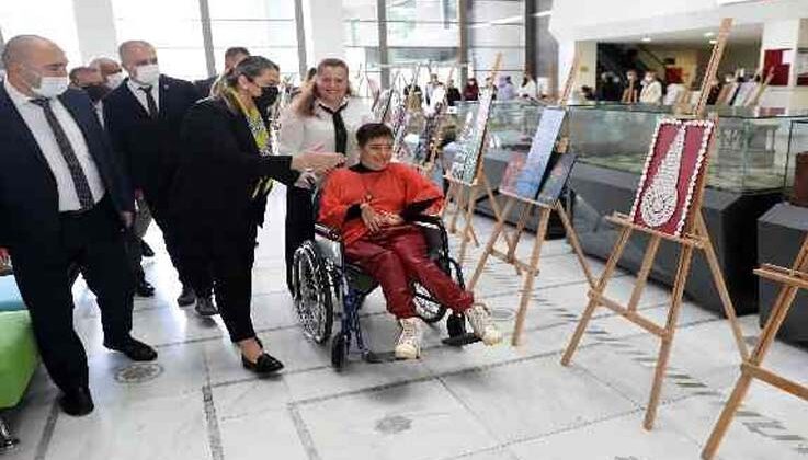 Engelli sanatçının ayaklarıyla yaptığı resimler sergilendi