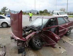 Antalya’da otomobiller çarpıştı: 3 yaralı