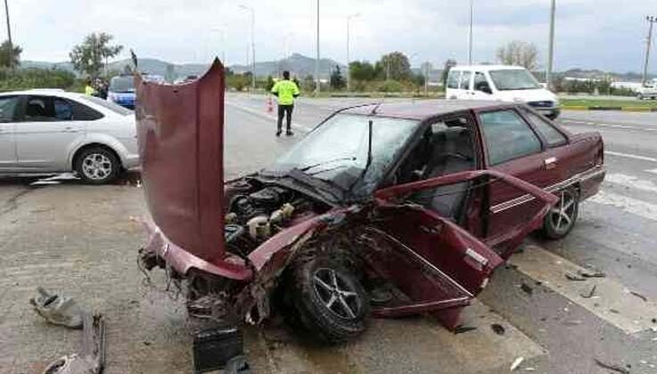 Antalya’da otomobiller çarpıştı: 3 yaralı