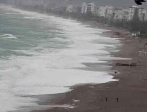 Meteoroloji’nin ‘turuncu’ kod ile uyardığı Antalya’da dev dalgalar sahili dövdü