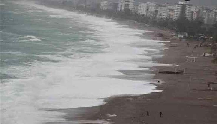 Meteoroloji’nin ‘turuncu’ kod ile uyardığı Antalya’da dev dalgalar sahili dövdü