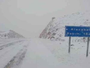 Antalya-Konya karayolunda kar kalınlığı 30 santime ulaştı