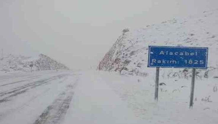 Antalya-Konya karayolunda kar kalınlığı 30 santime ulaştı