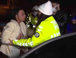 Alkollü Rus kadın kendini otomobile kilitledi, polise zor anlar yaşattı