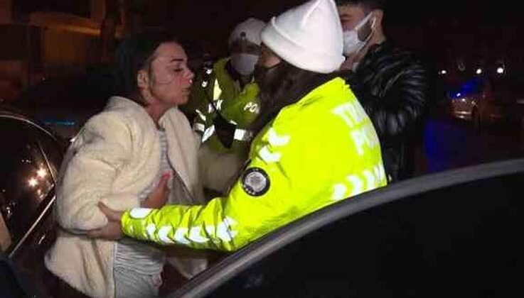 Alkollü Rus kadın kendini otomobile kilitledi, polise zor anlar yaşattı