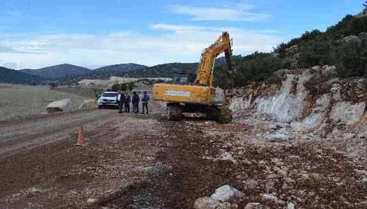 Korkuteli’nde yol yapım çalışması