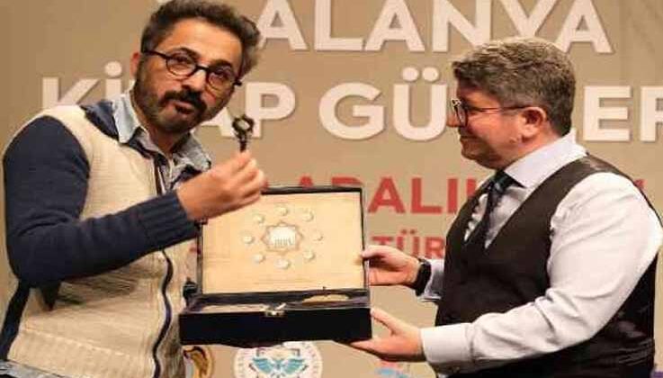 Yazar Menteş: “Roman hayata başka açılardan bakmayı öğretir”