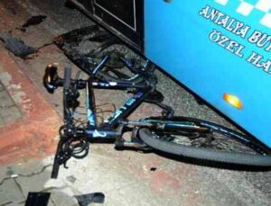 Otomobil önce bisiklete sonra duraktaki otobüse çarptı: 1 ölü, 2 yaralı