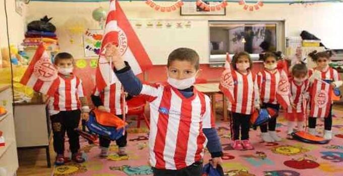 Elmalı’da 130 öğrenciye Antalyaspor forması hediye edildi