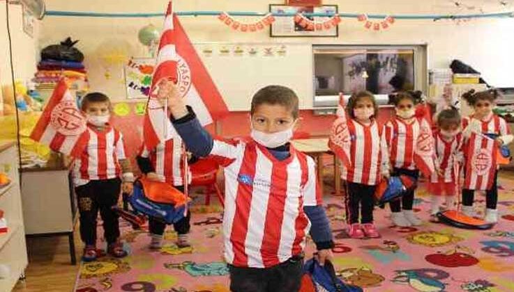 Elmalı’da 130 öğrenciye Antalyaspor forması hediye edildi