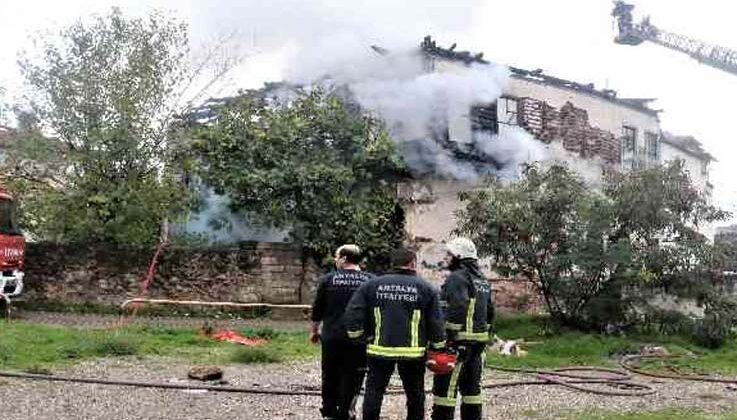 Asırlık metruk bina alev alev yandı, vatandaş isyan etti