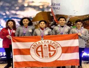 Antalyasporlu yüzücülerden 5 madalya