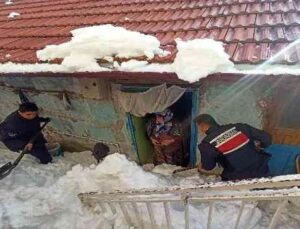 Kar nedeni ile evinde mahsur kalan kadının yardımına jandarma koştu