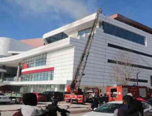 İnşaat halindeki iş merkezinin çatısındaki yangın korkuttu, vatandaşlar balkonlara koştu