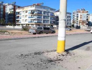 Yol ortasında kalan direk mahallelinin kabusu oldu