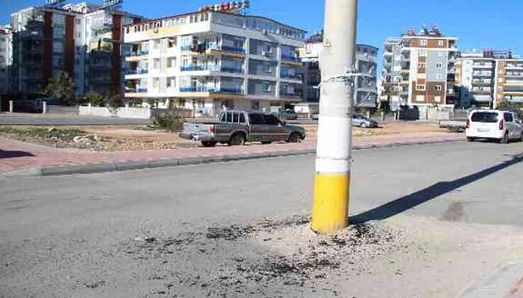 Yol ortasında kalan direk mahallelinin kabusu oldu