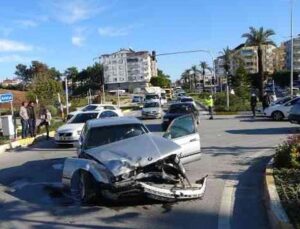 Antalya’da kırmızı ışık ihlali kaza getirdi: 2 yaralı