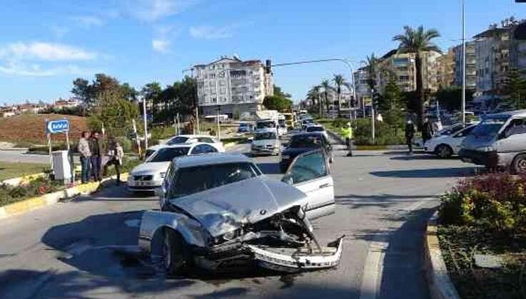 Antalya’da kırmızı ışık ihlali kaza getirdi: 2 yaralı
