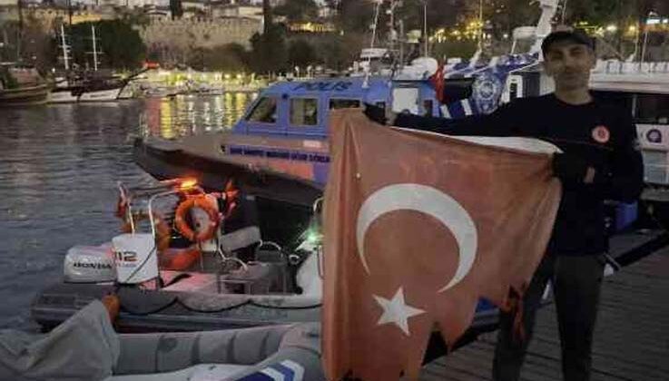 Bayrak sevgisiyle çıktığı falezlerde mahsur kalan adam: “Eski bayrağın öyle dalgalanmasına gönlüm razı olmadı”